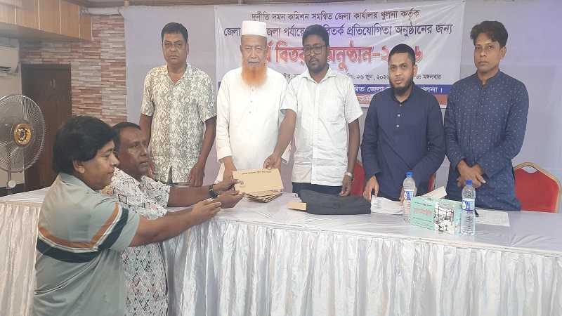 সাতক্ষীরায় দুদকের স্কুল বিতর্ক প্রতিযোগিতার অর্থ বিতরণ